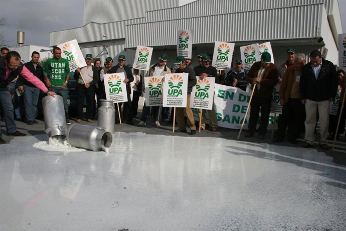 Manifestación de UPA-A frente la sede de Forlactaria.