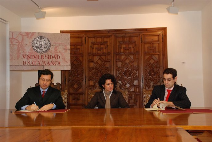 Momento de la firma del convenio entre la USAL e Interra.