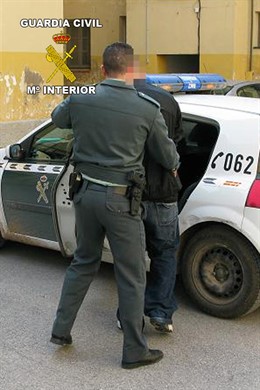 La Guardia Civil, con el detenido