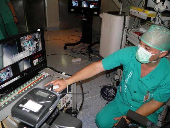 Cirujano maneja un quirófano portátil