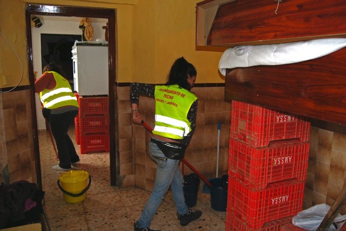 Labores de limpieza en viviendas de Tocina tras la crecida del río