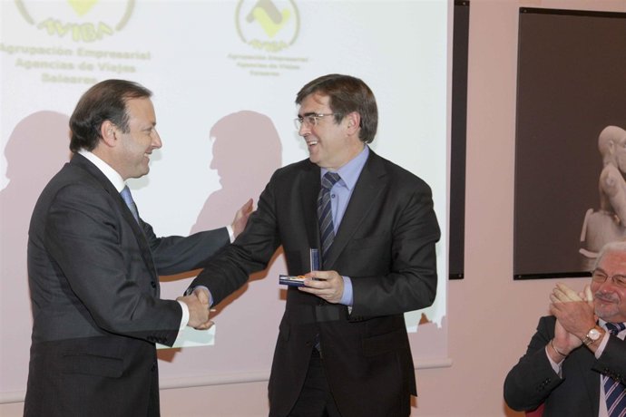 Joan Mesquida recibe un premio de la mano de Francesc Antich