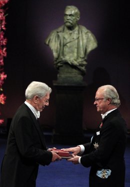 Vargas Llosa recoge el Premio Nobel de Literatura 