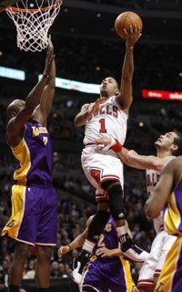 Baloncesto/NBA.- Derrick Rose domina a Lakers (88-84) y acaba con cuatro años de maldición 