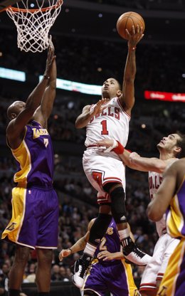Derrick Rose de Bulls anota frente a Lakers