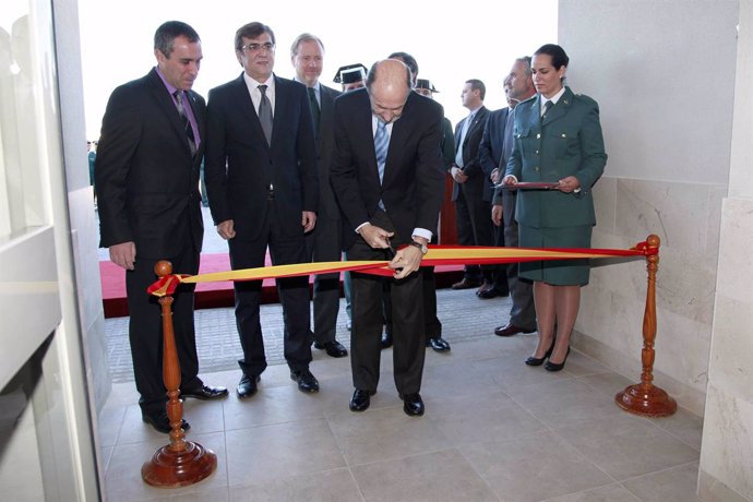 Alfredo Pérez Rubalcaba inaugura un cuartel en Baleares