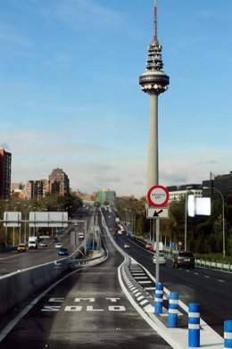 Carril reservado a transporte público de la prolongación de O'Donnell, en Madrid