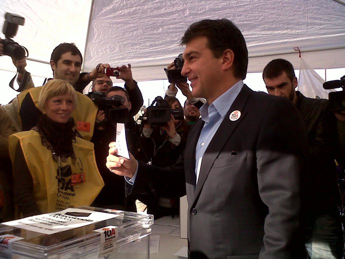 Laporta vota en el ensayo soberanista de Barcelona