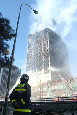 Bomberos en el desaparecido edificio Windsor