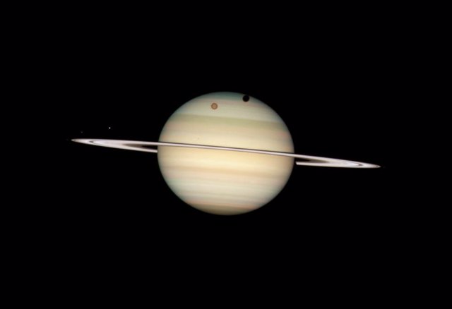 Saturno y cuatro de sus lunas