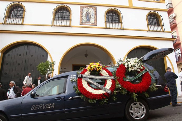 Entierro de la víctima del atropello en el Polígono Store
