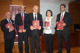 De izquierda a derecha: José Antonio Ortiz, secretario de la Asociación Española