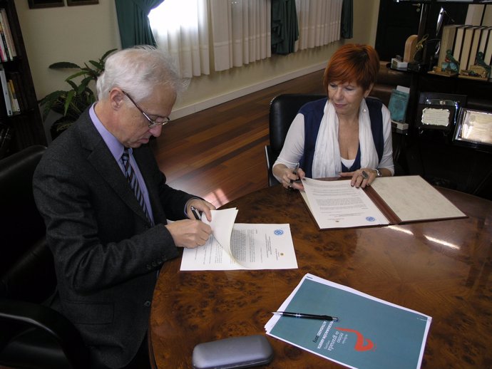 El rector accidental de la UAL, José Luis Martínez Vidal, firma el convenio de c