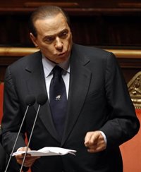 Berlusconi pide al FLI que se una al pacto de los "moderados"
