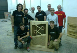 El equipo de Víctor Vera, en cuclillas a la derecha de la imagen