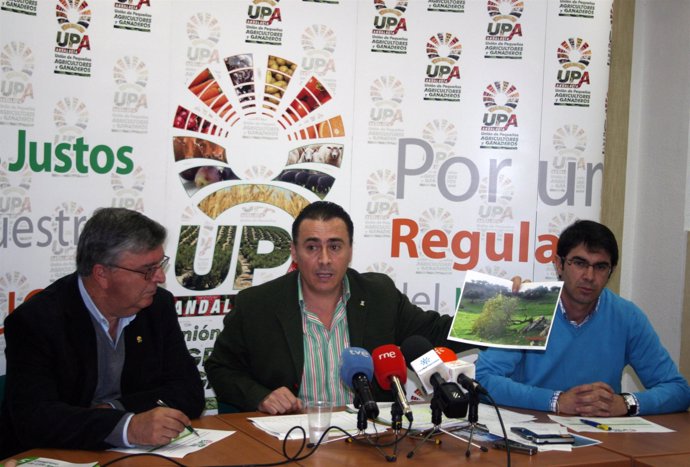 El secretario general de UPA-A, Agustín Rodríguez, explica los daños en el campo
