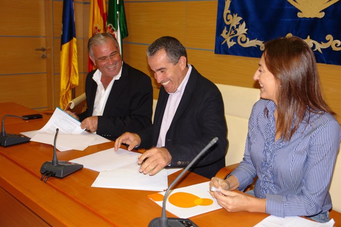 Presidente del Cabildo de Fuerteventura, Mario Cabrera (centro)