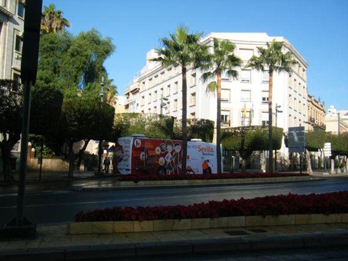 El autobús promocional de la Diputación de Sevilla en el centro de Almería