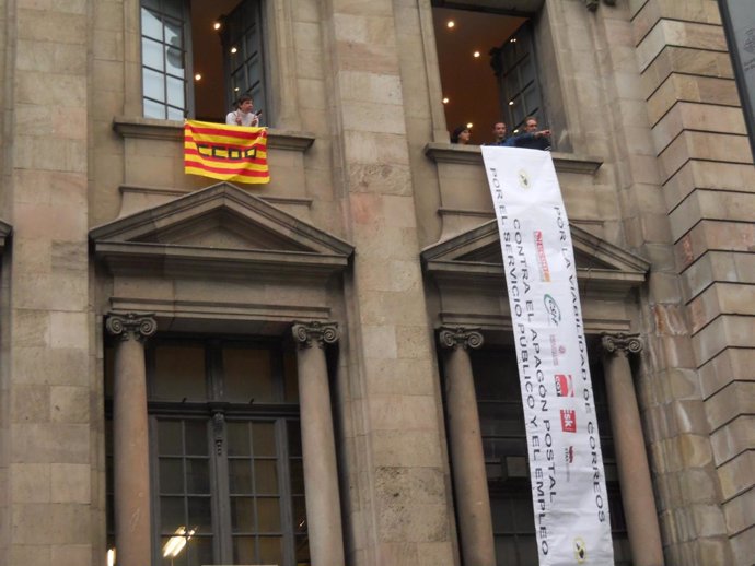 Los delegados de Correos encerrados en la oficina principal de Catalunya