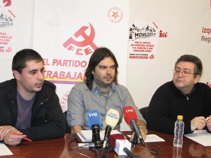 De izquierda a derecha, el secretario de las Juventudes Comunistas en la Región,