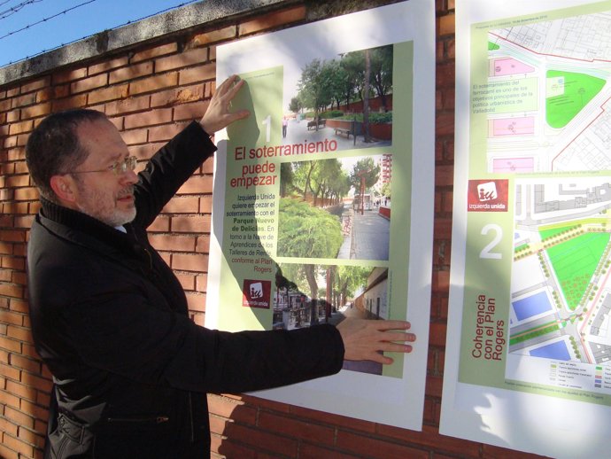 Manuel Saravia coloca un panel explicativo con su propuesta.