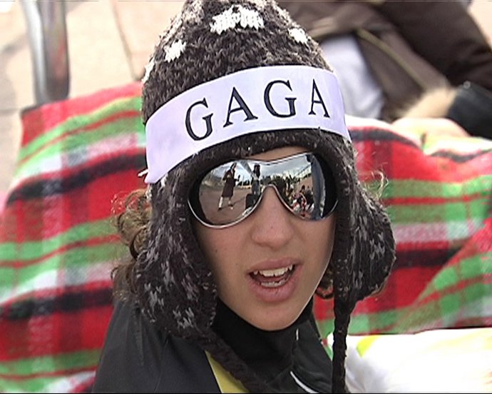 Centenares de fans esperan a Lady Gaga.