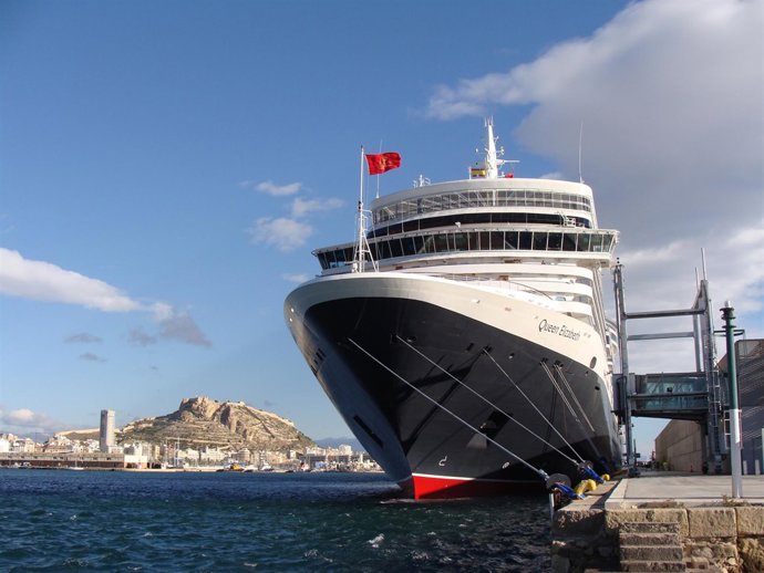 Un crucero atracado en el Puerto de Alicante