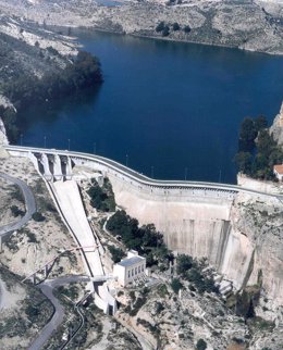 Embalse y presa de la Cierva