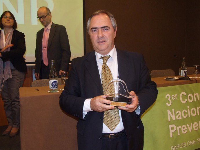 Alberto Margallo, con el premio recibido.