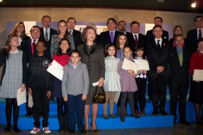 La Reina junto a los ganadores de los Premios PIRS 2010 y otras autoridades