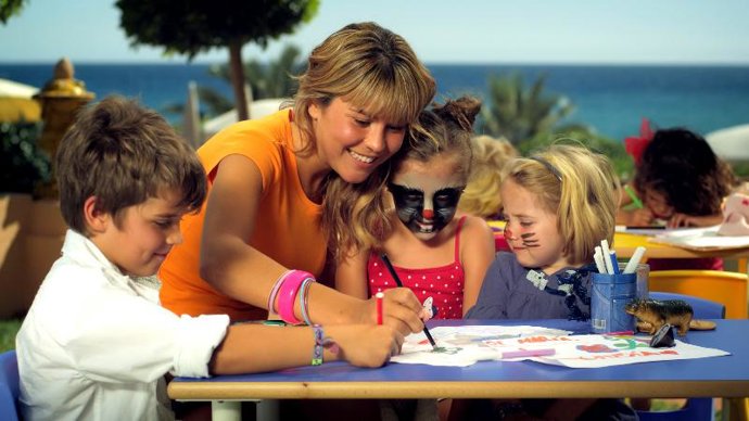 Niños jugando en el Forti Club del Fuerte Rompido Suites