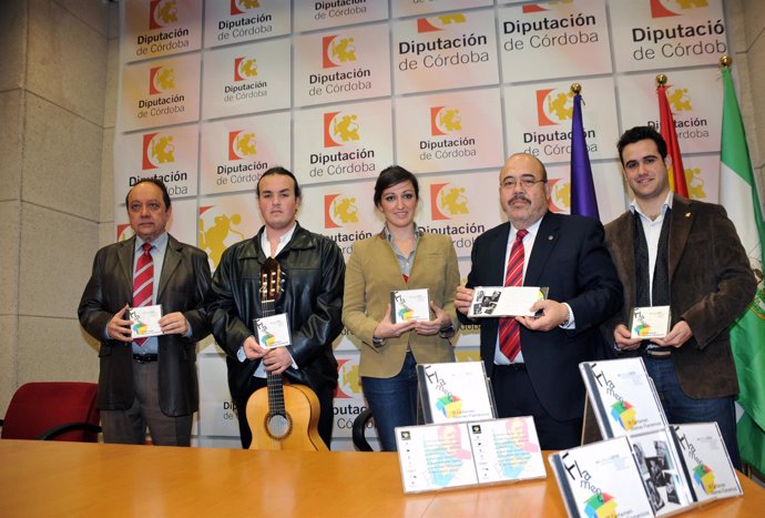 Diputación entrega el CD que otorga como premio a los ganadores del IX Certamen 