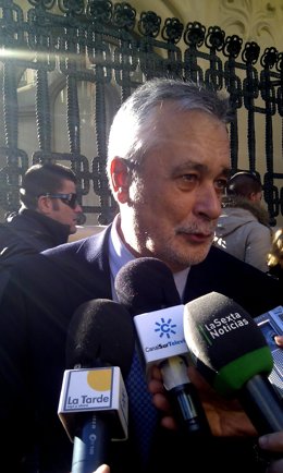 Griñán atiende a los medios con motivo de su visita a la capilla ardiente de Enr