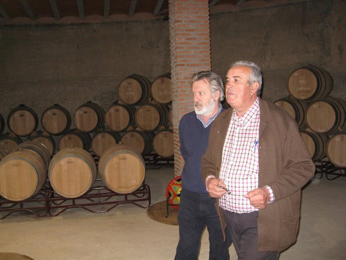  El delegado provincial de Agricultura, Juan Deus, en una bodega de Laujar de An
