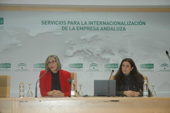 La directora general de Extenda, Teresa Sáez, y la directora de la Cátedra y sec