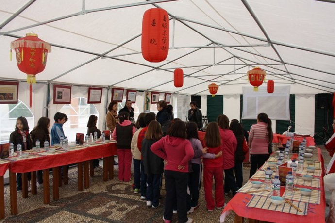 Nota De Prensa Los Niños De Castuera Aprenden A Comer Con Palillos