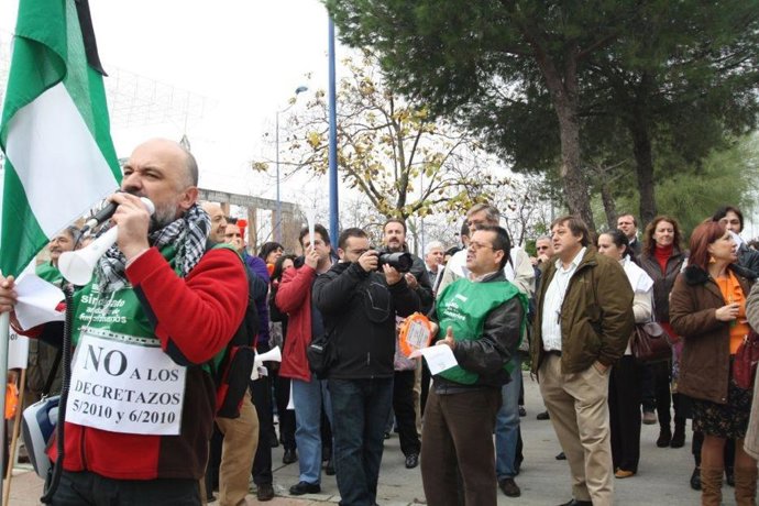 Funcionarios protestando en contra del decreto de reordenación