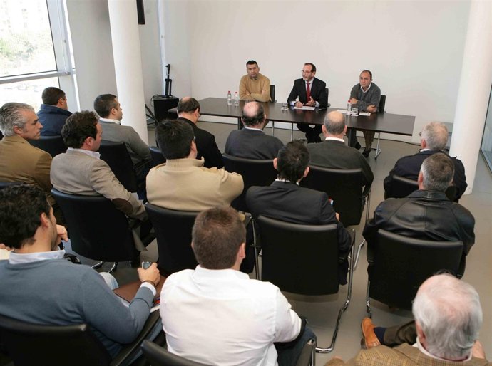 Reunión con empresas que acometerán las obras de reparación de las carreteras de