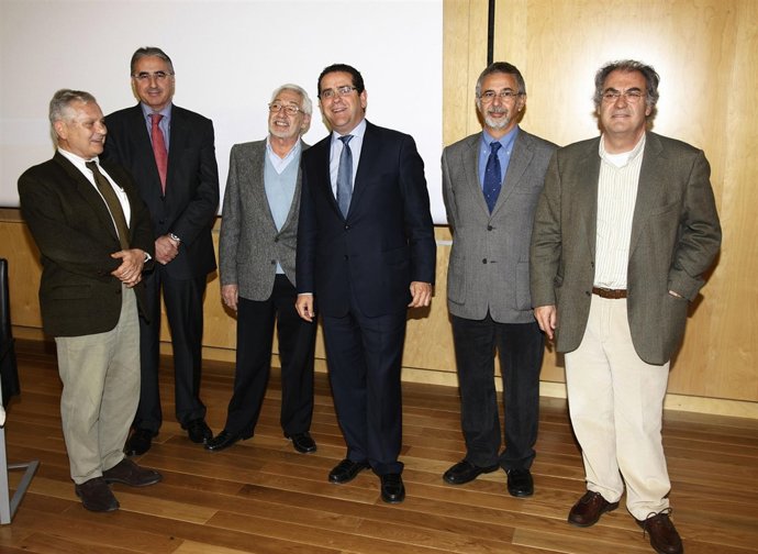 Bellver junto a los participantes en la jornada sobre el PGOU.