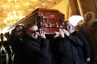 Un millar de personas dan su último adiós al cantaor en la capilla ardiente instalada en Madrid