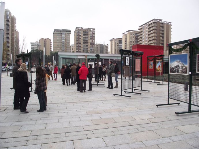 Exposición de artistas al aire libre en la Plaza Eduardo Ibarra de Zaragoza