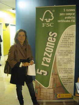 Imagen de la concejala junto al cartel de la jornada