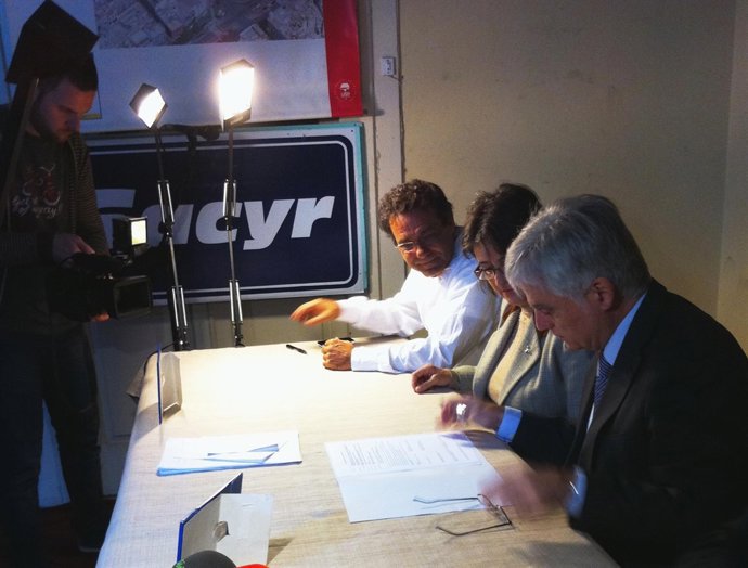 El presidente del Cabildo de Gran Canaria, José Miguel Pérez, firma el acta de r