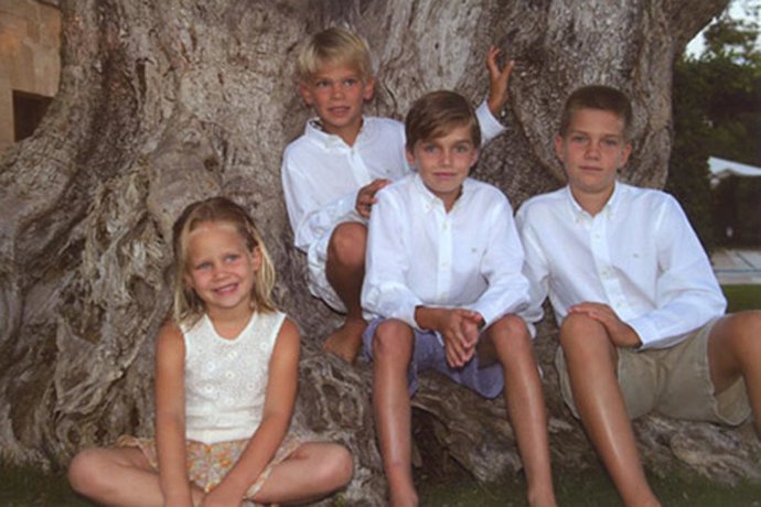 Postal navideña de 2010 de los Duques de Palma en la que aparecen sus hijos Juan