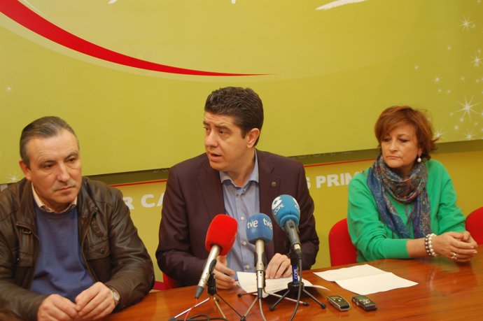 Sierra, en el centro, durante la rueda de prensa