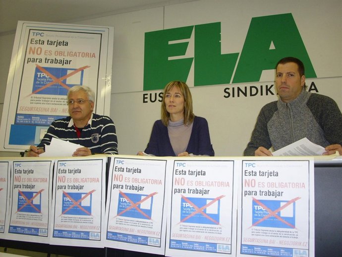 Miembros de ELA en rueda de prensa en Pamplona.