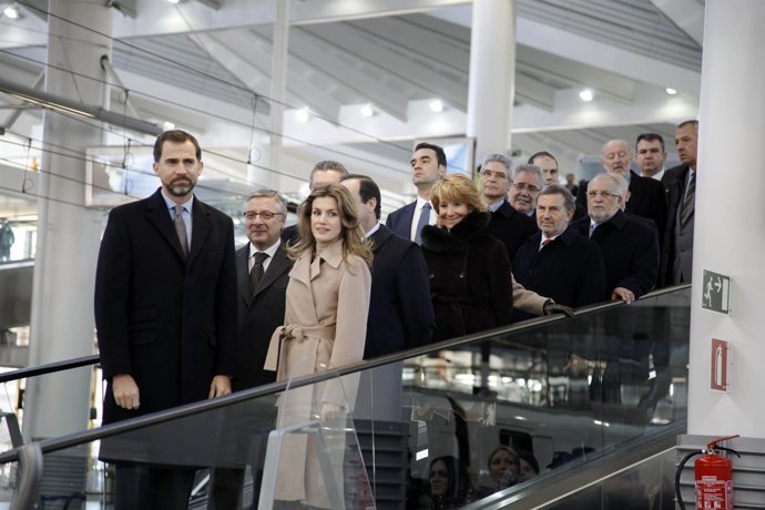 Aguirre junto a los príncipes y Blanco en la inauguración del AVE 