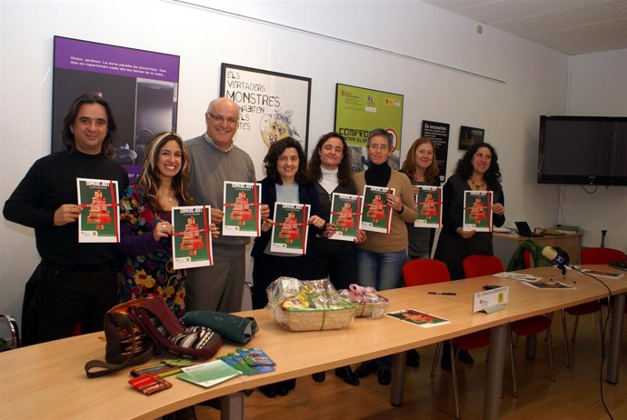 Entidades de Comercio Justo en Baleares sujetan el cartel de la campaña