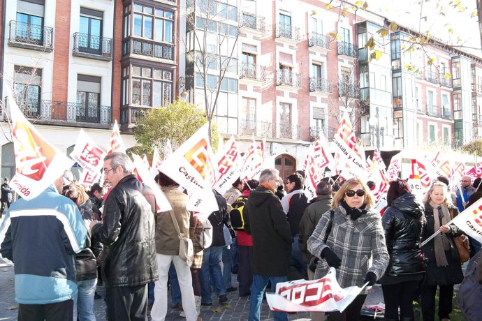 Los manifestantes, ante la sede de Cecale en Valladolid.