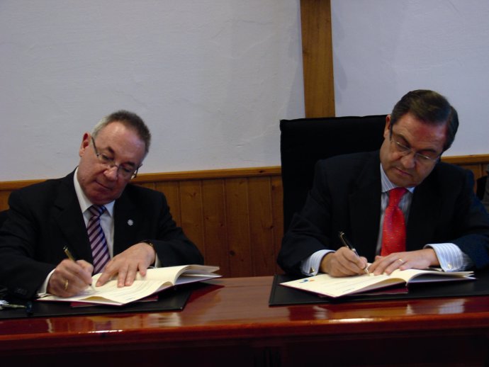Firmando ( de derecha a izquierda) el Director General de Cajasol, Juan Salido F